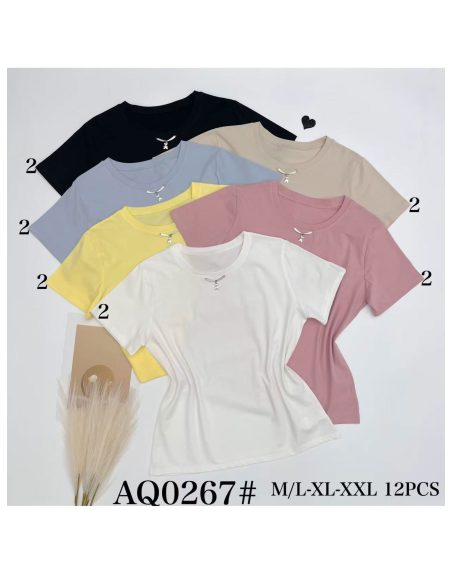 T-shirt uni avec un ours en peluche suspendu