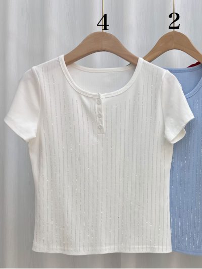 T-shirt côtelé orné de strass et de boutons