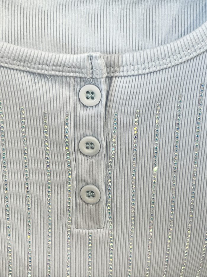 Camiseta canalé strass y botones