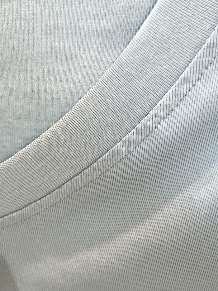 Camiseta básica com decote em V