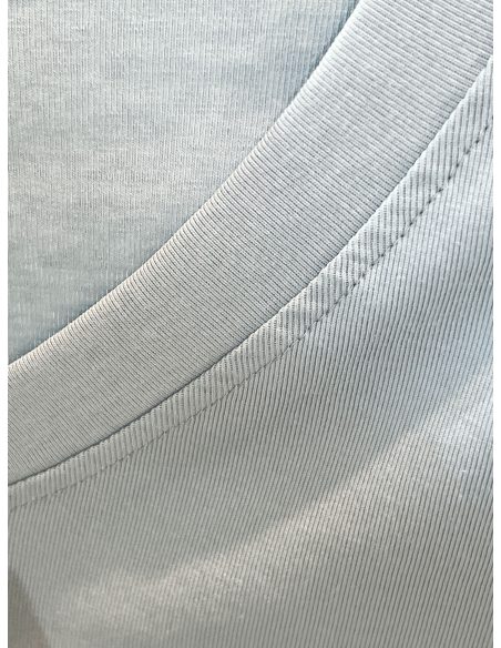 Camiseta básica com decote em V