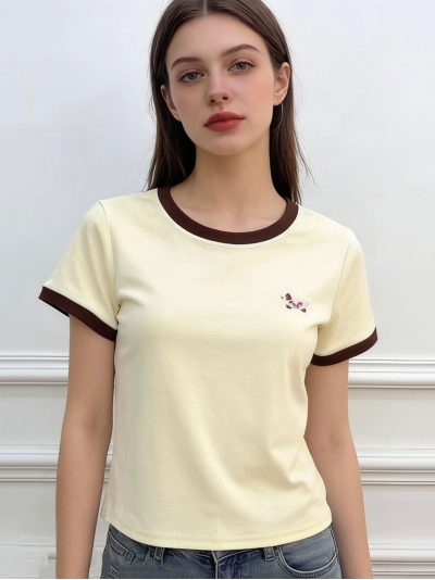 Camiseta bordada perro salchicha ribete contraste