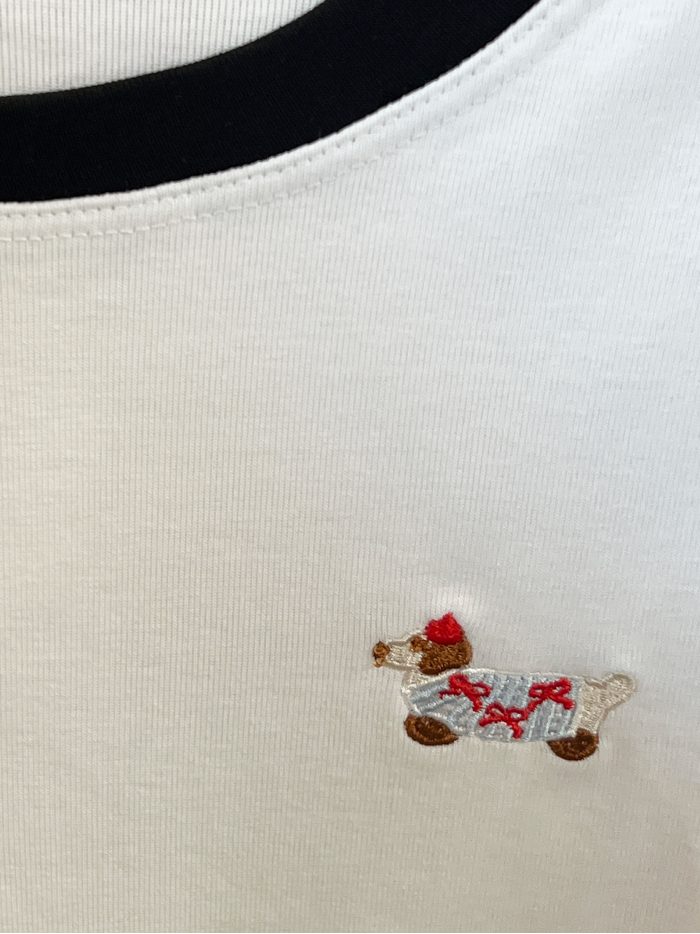 T-shirt brodé avec un teckel et des finitions contrastées