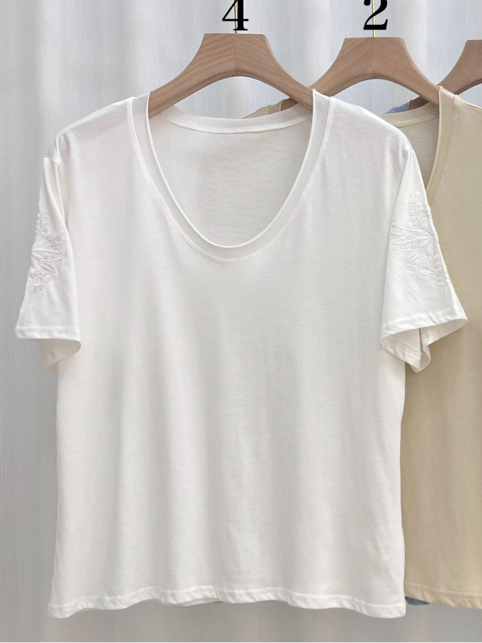 T-Shirt mit V-Ausschnitt und floral bestickten Ärmeln