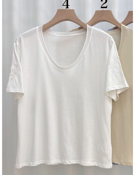 T-Shirt mit V-Ausschnitt und floral bestickten Ärmeln