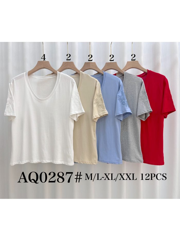 T-Shirt mit V-Ausschnitt und floral bestickten Ärmeln