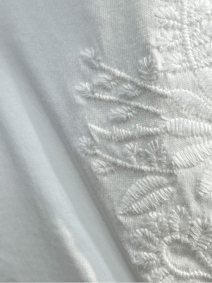 T-Shirt mit V-Ausschnitt und floral bestickten Ärmeln