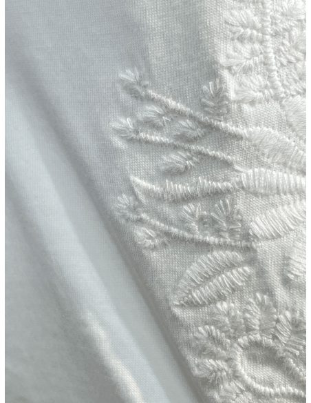 T-Shirt mit V-Ausschnitt und floral bestickten Ärmeln