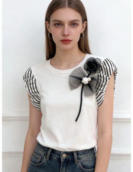 Camiseta flor y manga rayas