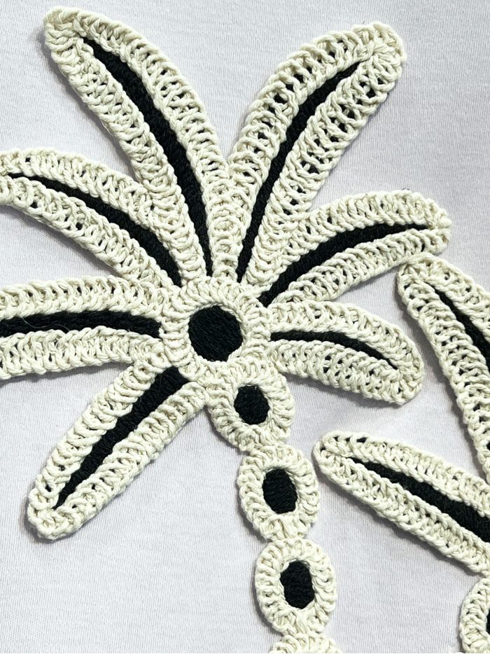 Maglietta con applicazione di palma all'uncinetto