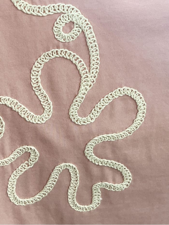 T-Shirt mit floralem Prägemuster und Stickerei