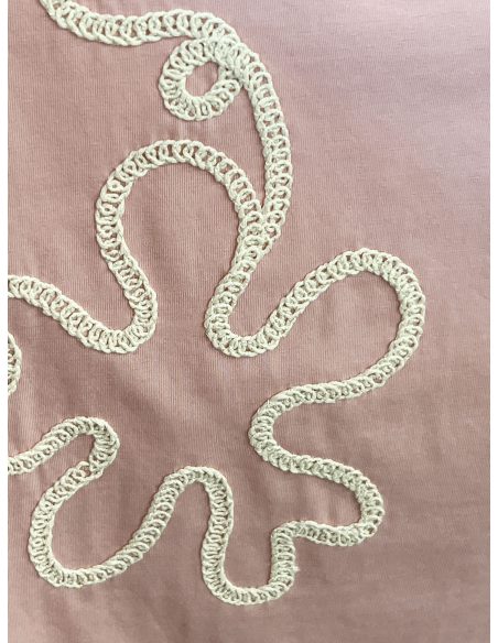 T-Shirt mit floralem Prägemuster und Stickerei