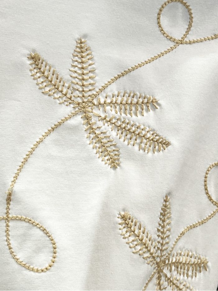 Besticktes T-Shirt mit Blättern