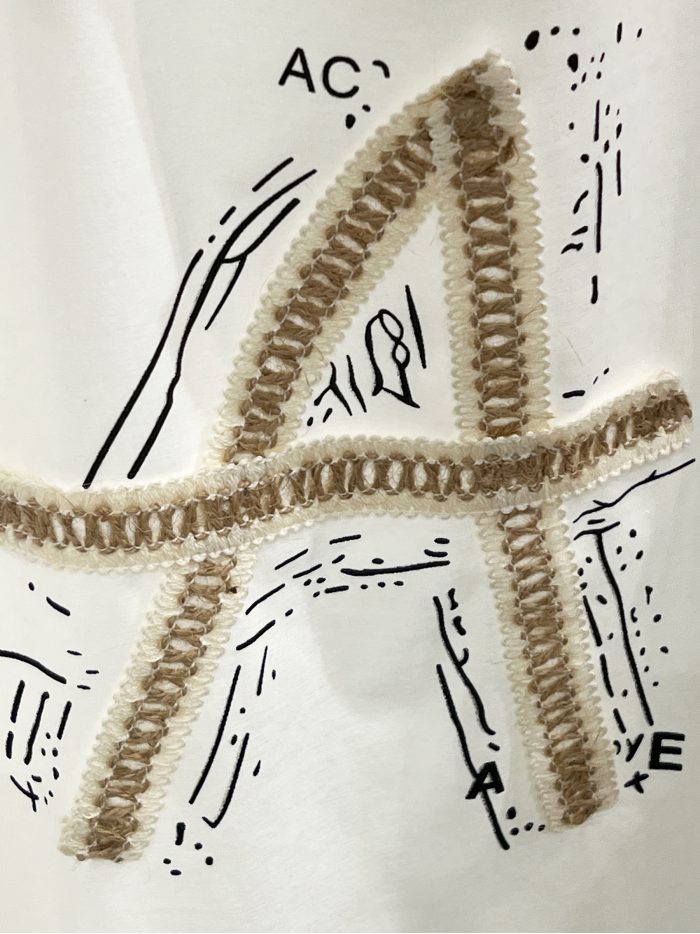 Camiseta letra A y manga volante