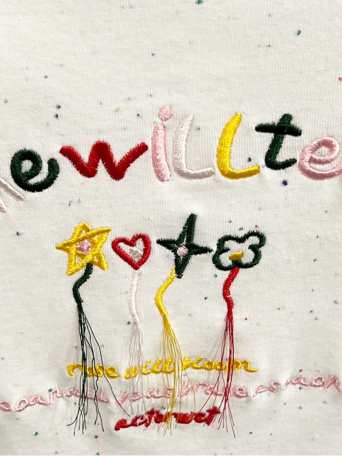 T-shirt à texte brodé multicolore