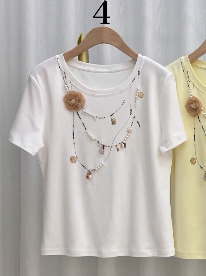Camiseta estampado collar con flor