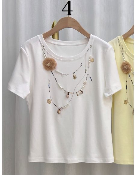 Camiseta estampado collar con flor