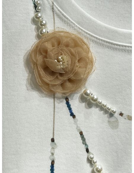 Camiseta estampado collar con flor