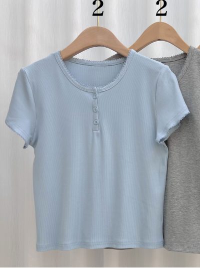 Camiseta canalé botones y remate ondulado