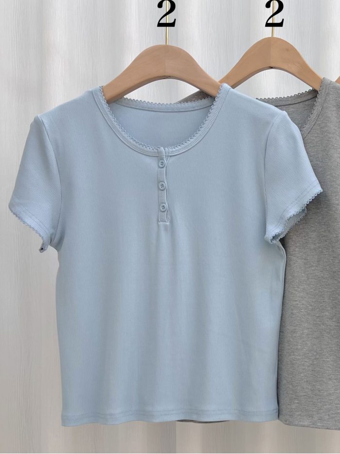 T-shirt côtelé à boutons et bordure ondulée