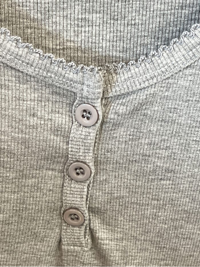 T-shirt côtelé à boutons et bordure ondulée