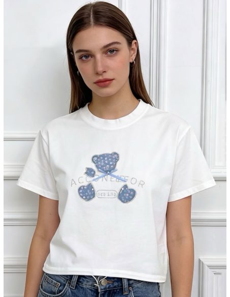 Camiseta com ursinho de pelúcia cravejado de strass