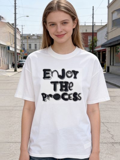 Camiseta estampada com a frase “aproveite o processo”