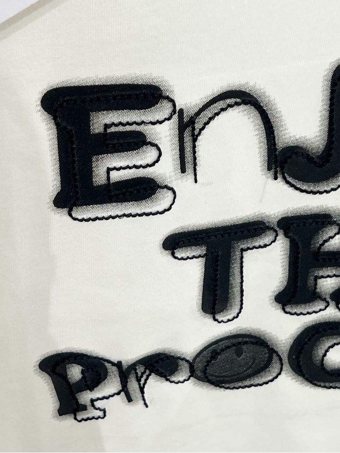 Camiseta estampada com a frase “aproveite o processo”