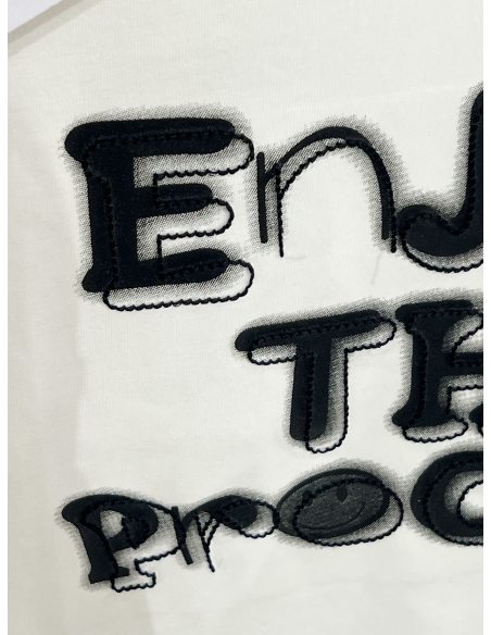 Camiseta estampada com a frase “aproveite o processo”