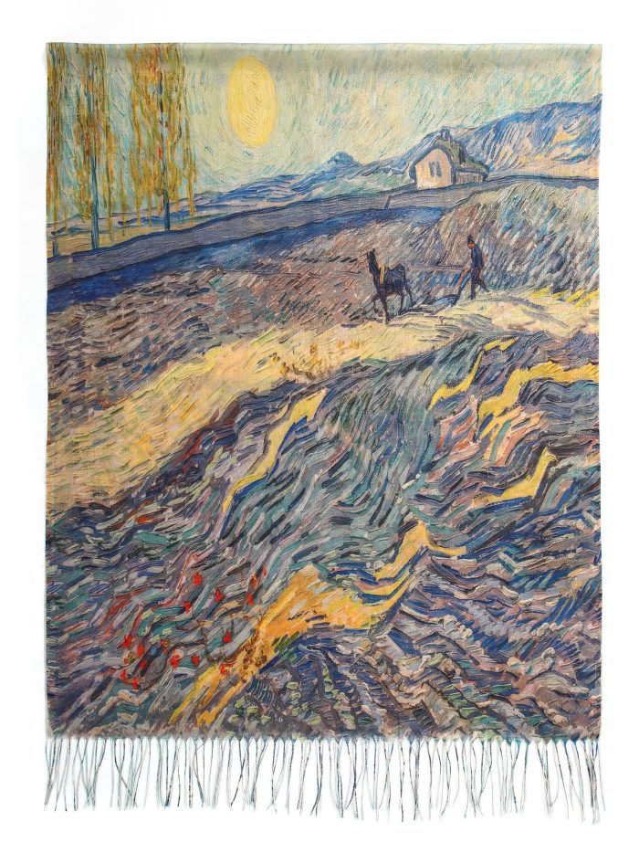 Lenço metálico com estampa artística e franjas.