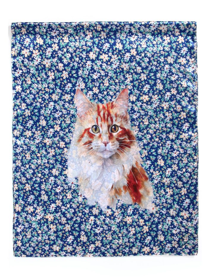 Lenço com estampa floral de gato e efeito seda.