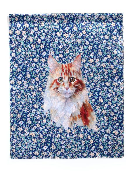 Lenço com estampa floral de gato e efeito seda.