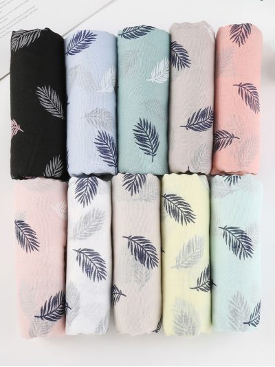 Fular estampado de plumas