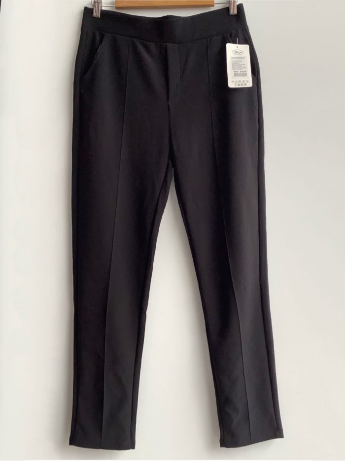 Pantalón básico con bolsillos