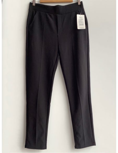 Pantalón básico con bolsillos