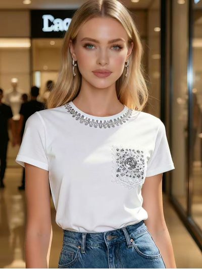 Camiseta cuello strass y bolsillo decorado