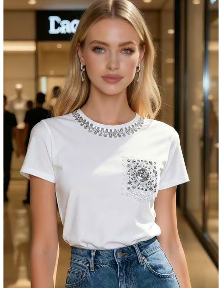 Camiseta cuello strass y bolsillo decorado