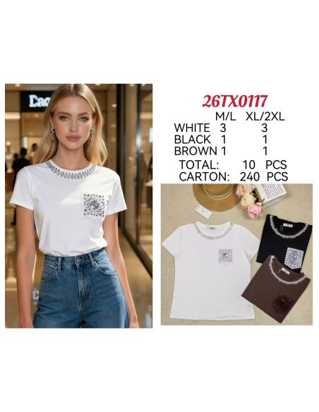 Camiseta cuello strass y bolsillo decorado