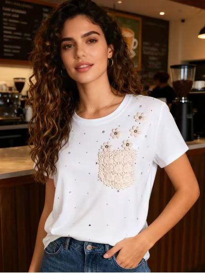 T-shirt à poche fleurie et strass
