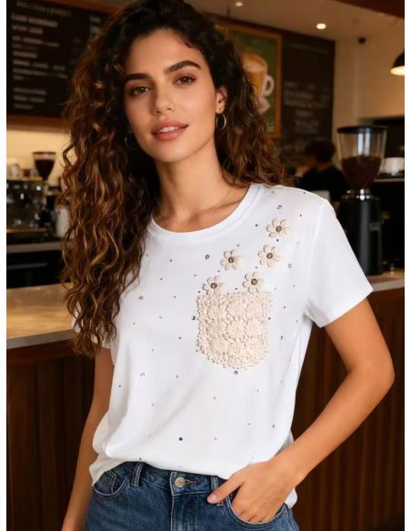 Camiseta bolsillo floral y strass