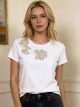 Camiseta bordado floral en hombro