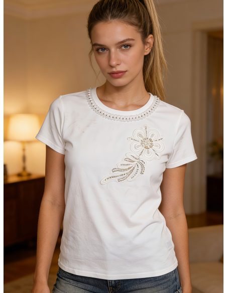 Camiseta cuello pedrería detalle flor