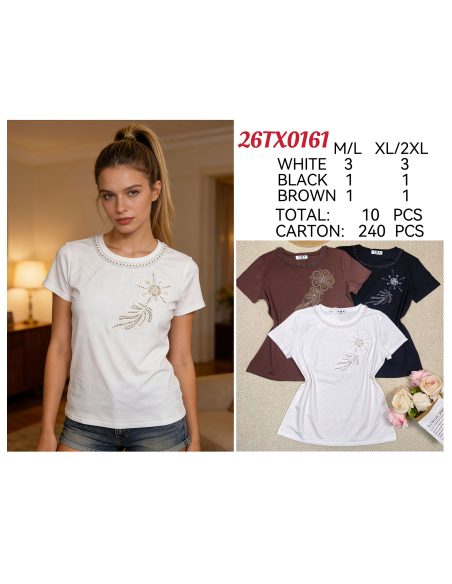 Camiseta cuello pedrería detalle flor