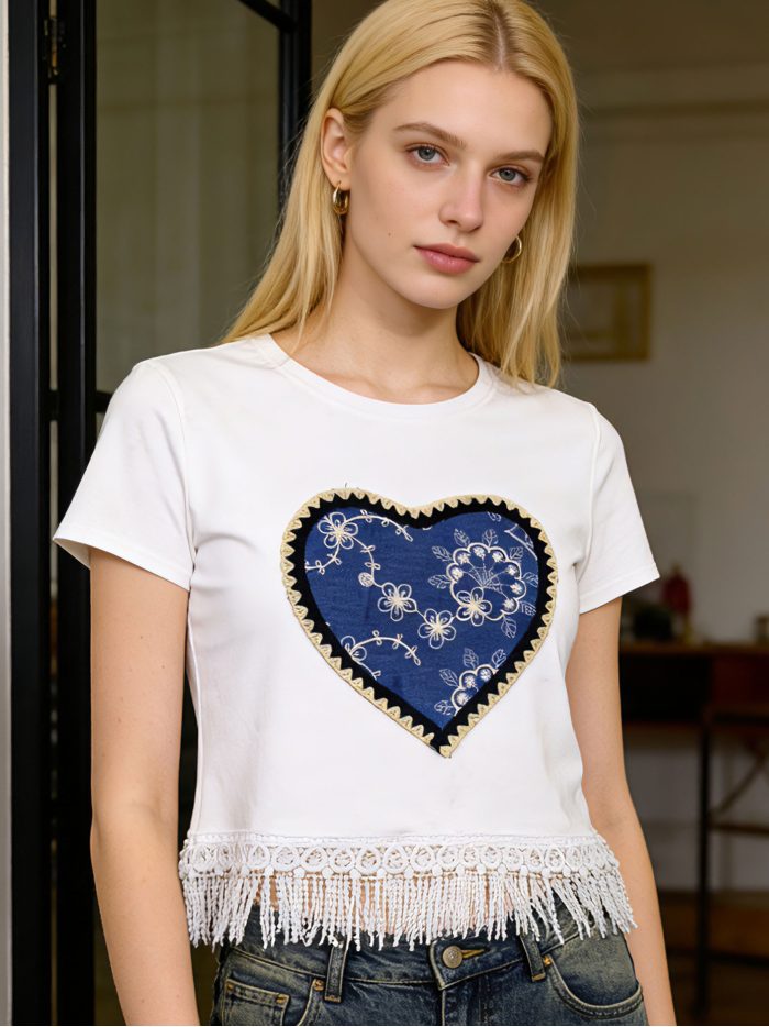 T-shirt avec écusson en forme de cœur et franges