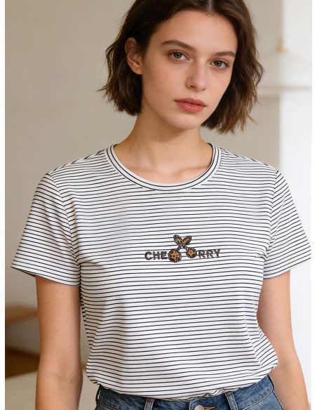 Besticktes, kirschgestreiftes T-Shirt