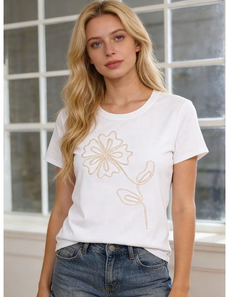 Camiseta minimalista com bordado de flores