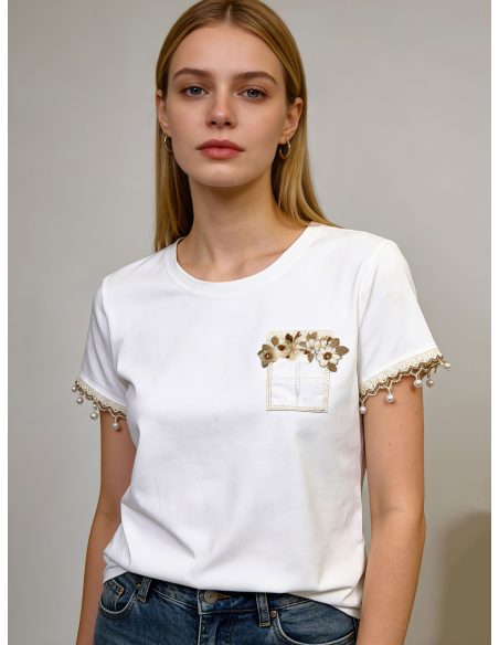 Camiseta bolsillo floral y manga perlas