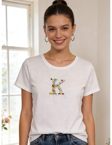 Camiseta com bordado floral e a inicial K