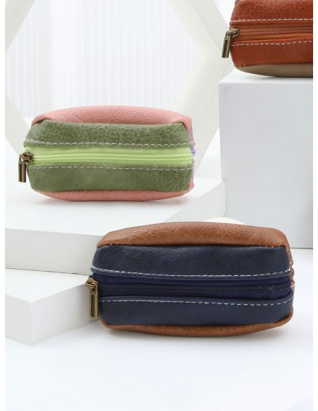 Carteira bicolor em couro sintético com fecho de correr.