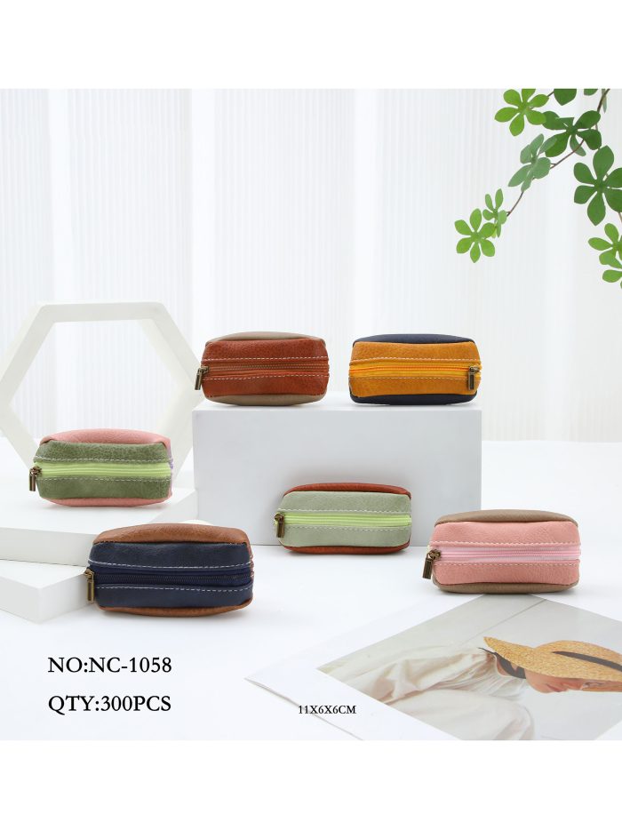 Carteira bicolor em couro sintético com fecho de correr.